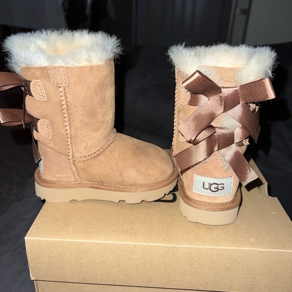 UGGToddler BAILEY BOW Color: Chestnut Size: 6 New!Tried on once Great condition